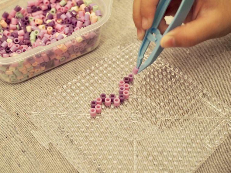 ビーズプレートに並べているところ