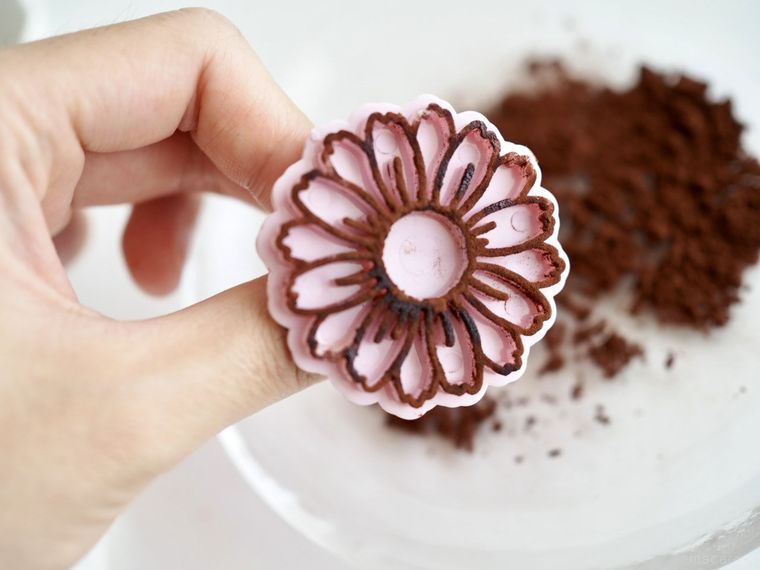型にココアパウダーを付けているところ