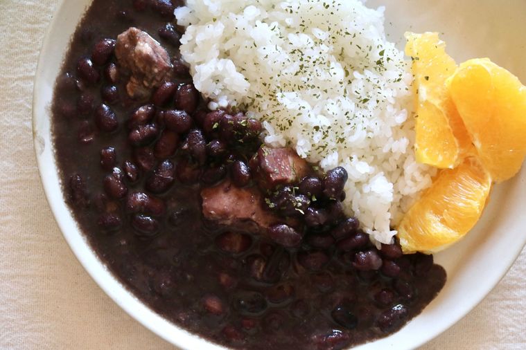 ごはんとオレンジと黒豆とお肉の煮込み料理