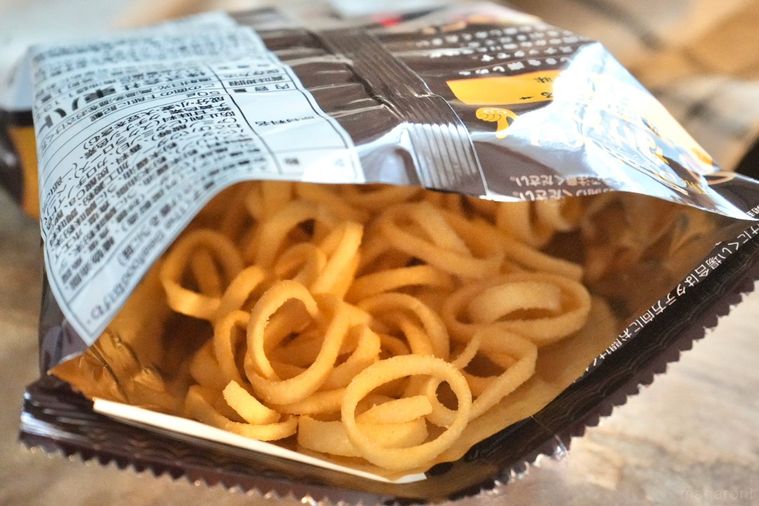 贅沢なげわシーフードフレーバー2種を食べ比べうに味とオマール海老味が登場の画像