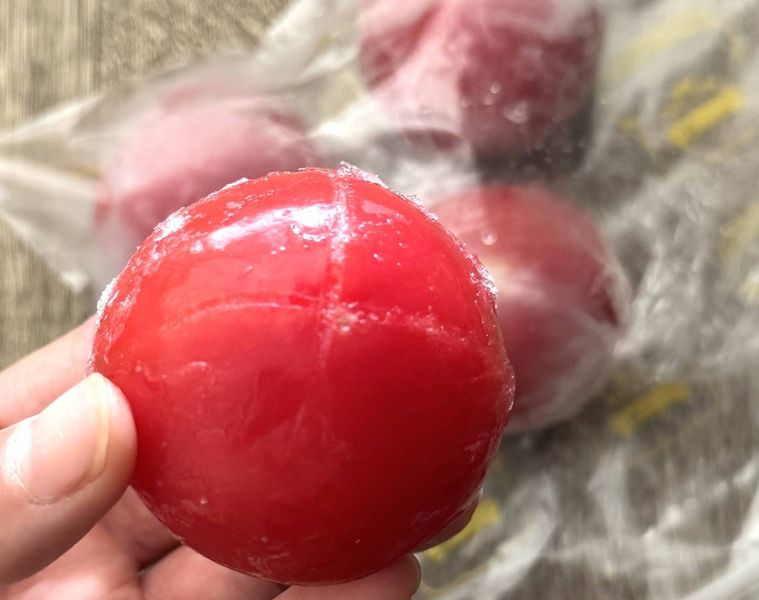 トマトに十字の切り込みが入っている様子