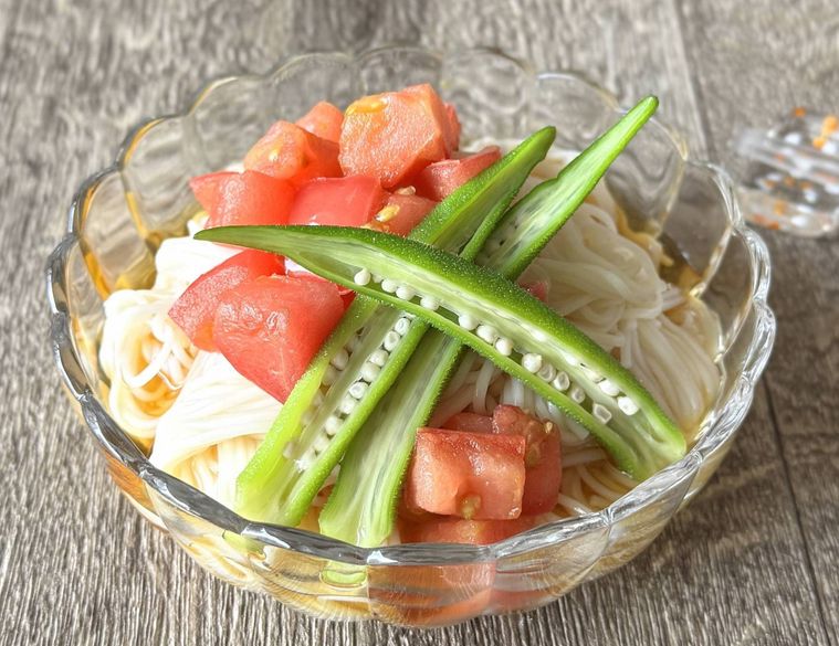 トマトとオクラのそうめんがガラス鉢に入っている様子