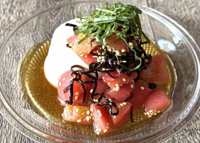 トマト冷奴がガラスの器に入っている様子