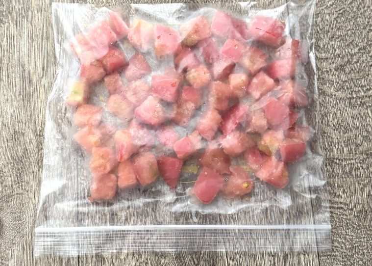 保存袋に入った冷凍角切りトマト