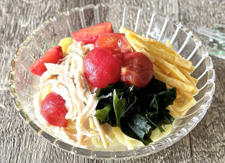 冷やし中華塩レモントマトだれがガラスの器に入っている様子