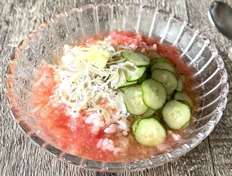 冷凍トマトお茶漬けがガラスの器に入っている様子