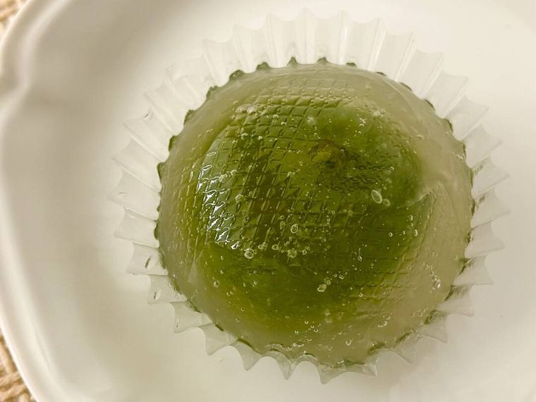 パッケージから取り出した「ひやもち水まんじゅう 宇治抹茶あん」