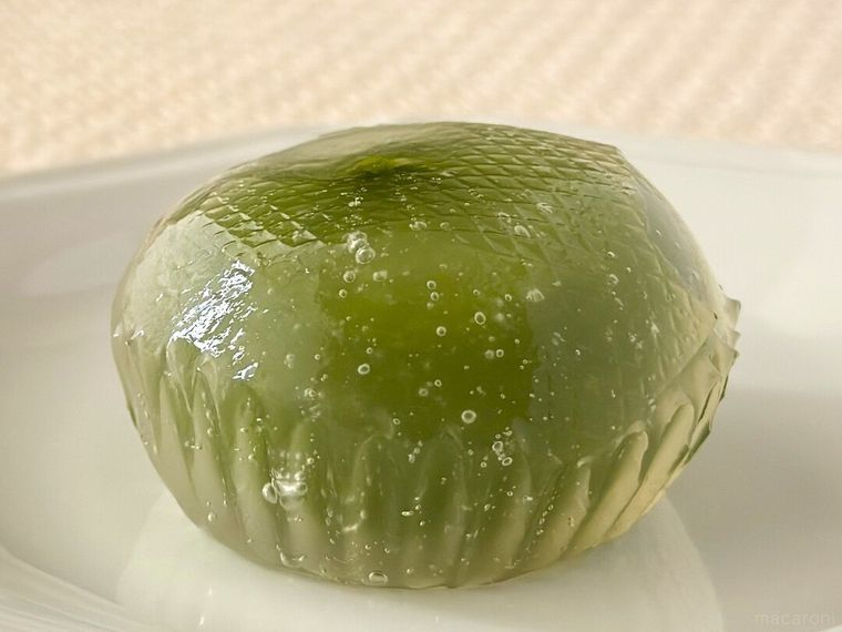 白皿にのった「ひやもち水まんじゅう 宇治抹茶あん」