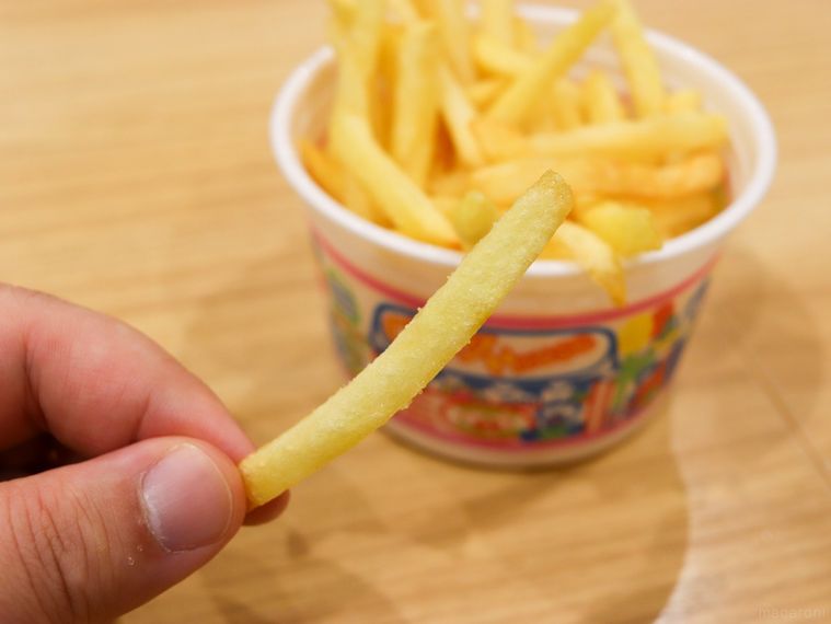 ポッポの「山盛りポテト」の1本を手で持っている様子