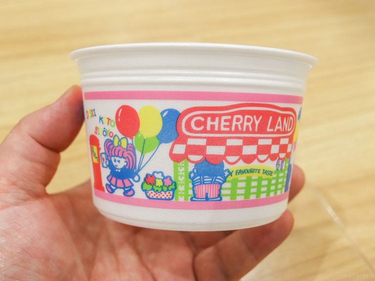 ポッポの山盛りポテトが入っていた復刻カップを手に取っている様子