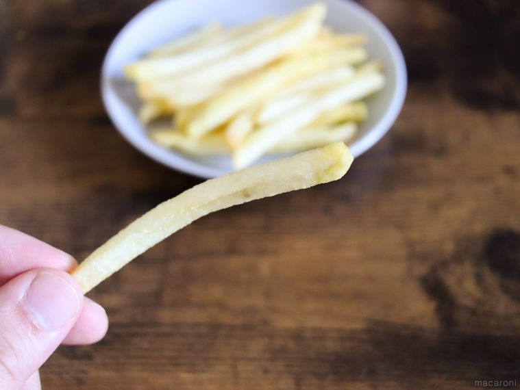 調理したポッポのポテトを1本、手に持っている