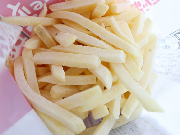 ポッポのポテトの袋の中身を覗いている様子