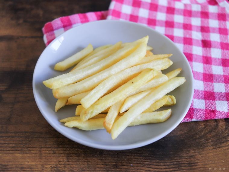 調理したポッポのポテトを青い丸皿に盛り付けてテーブルの上に置いている