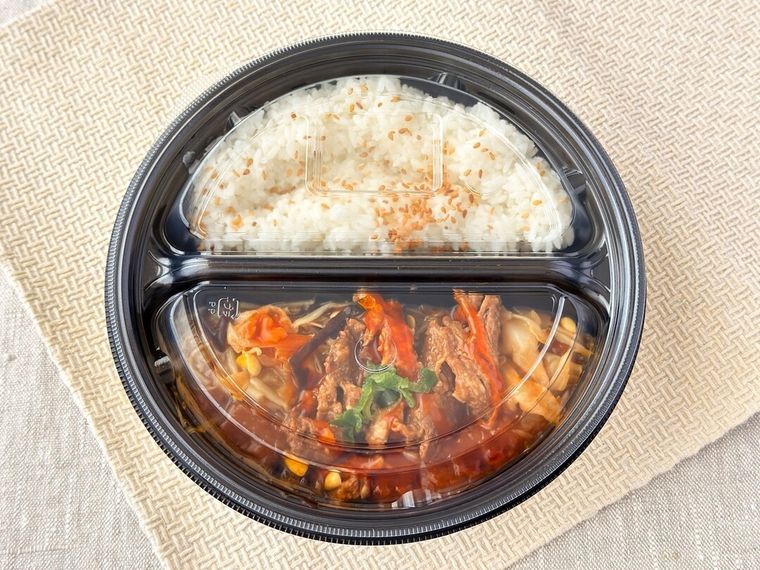 テーブルに置かれた水煮牛肉 牛肉の四川風唐辛子煮込み