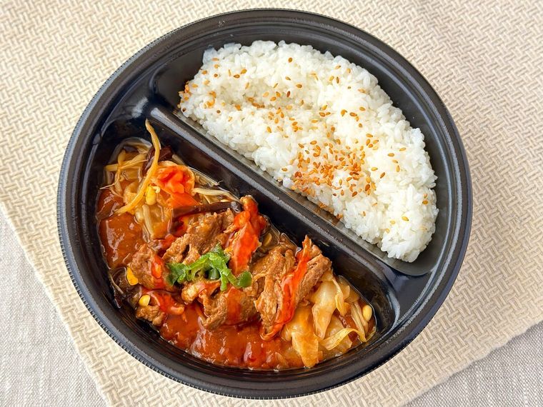 蓋を開けた水煮牛肉 牛肉の四川風唐辛子煮込み