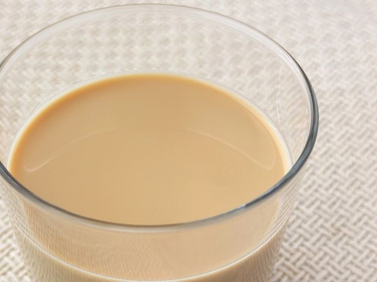 テーブルに置かれた7プレミアム キャラメルラテ 240ml