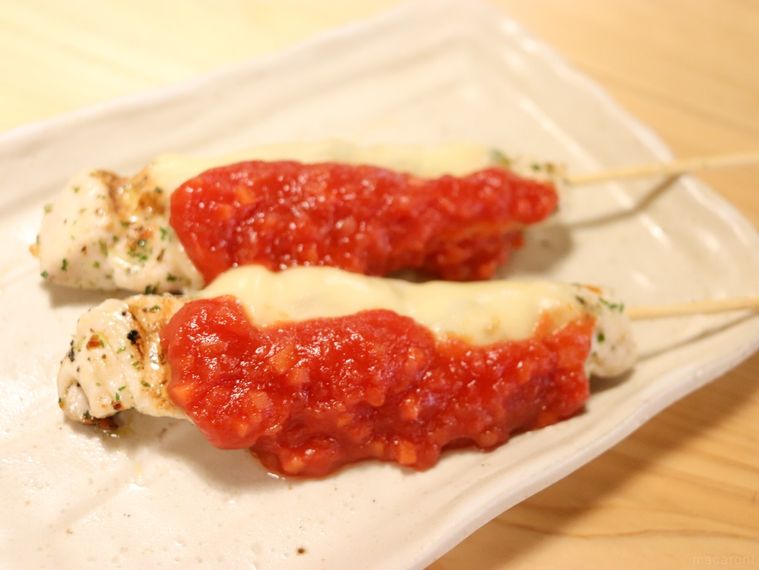 四角い白皿に2本並んだとりチーズ焼き