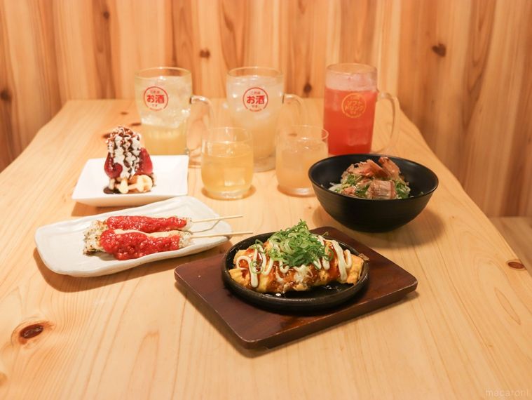 鳥貴族の新フェアうぬぼれ続けて創業40周年 ありがとうフェアの限定メニューが木製のテーブルの上に並んでいる