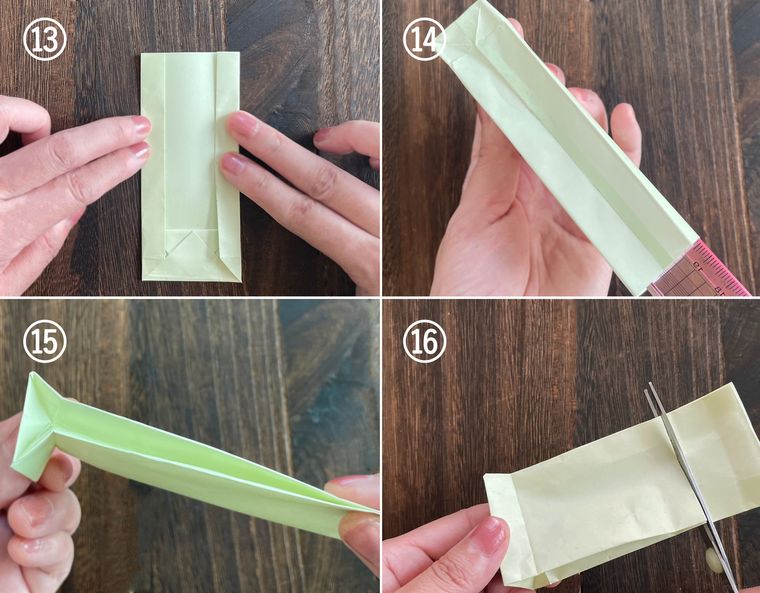 折り紙を折って紙袋を作っている写真