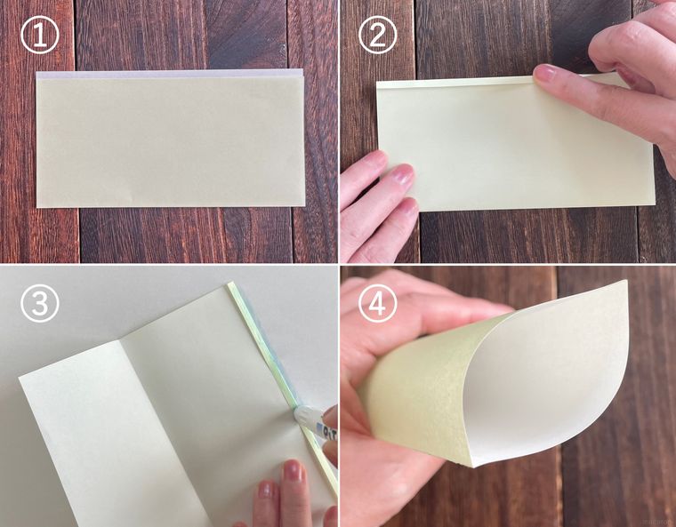 折り紙を折って紙袋を作っている写真