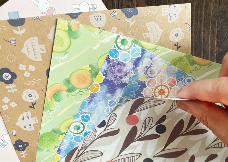 いろいろな折り紙を並べて紙の質を確認しているところ