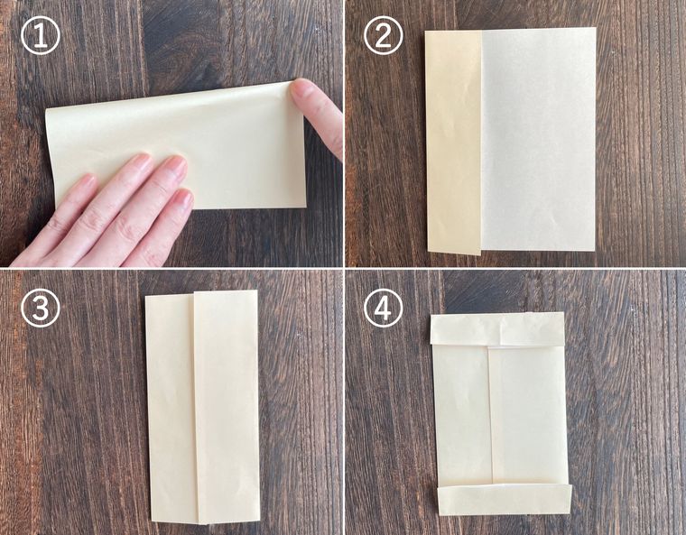 折り紙を折って紙袋を作っている写真