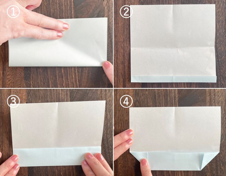 折り紙を折って紙袋を作っている写真