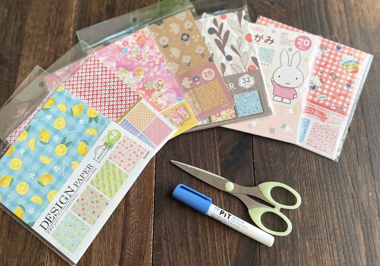 100均で購入した折り紙とのりとはさみ
