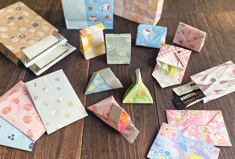 折り紙で作ったいろいろな袋を並べた写真