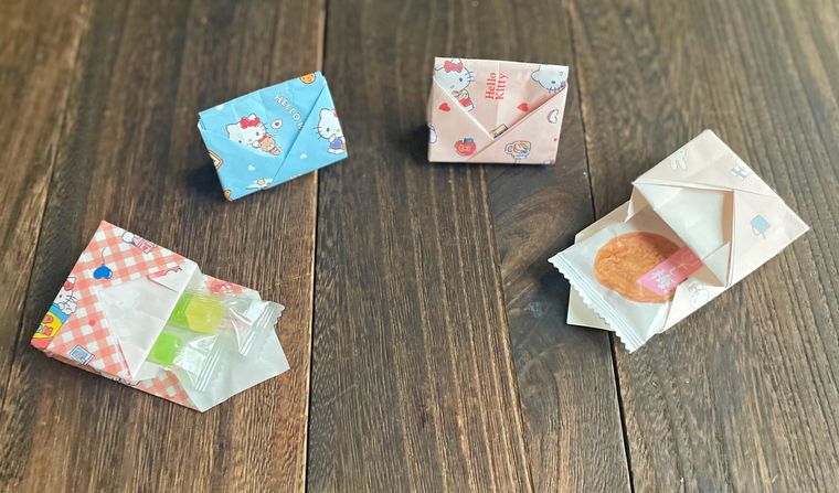 折り紙で作った封筒型の紙袋