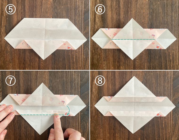 折り紙を折って紙袋を作っている写真