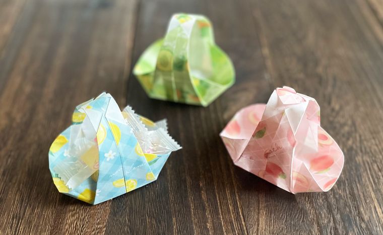 折り紙で作ったカゴ型バッグ