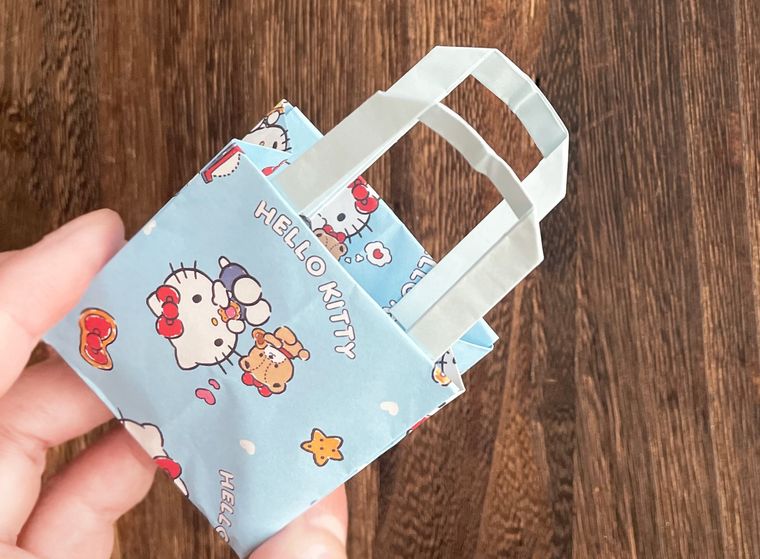 折り紙で作ったトートバッグを手で持っている写真