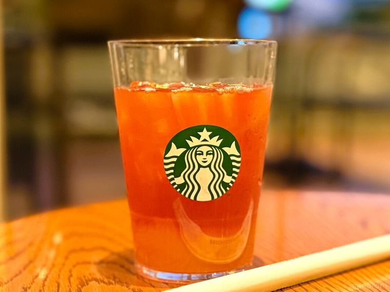 ブラックティーに変更したチラックス ソーダ マスカットがテーブルの上に置かれている様子