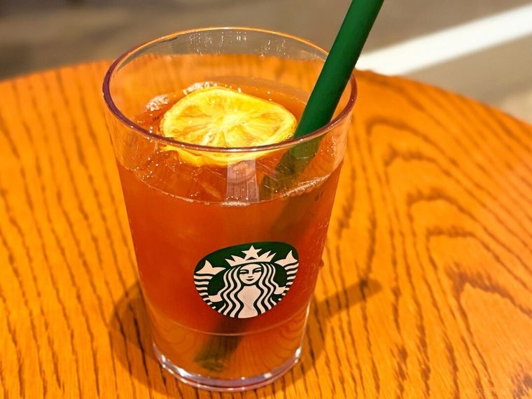 ストローをさしたブラックティーに変更したチラックス ソーダ マスカット