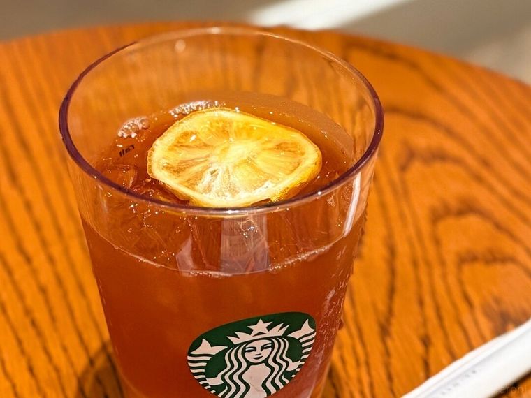 ストローとブラックティーに変更したチラックス ソーダ マスカットが並んでいる様子