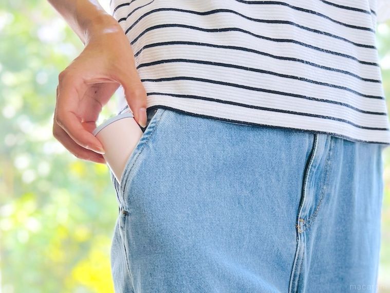 アイスパックをズボンのポケットに入れている様子