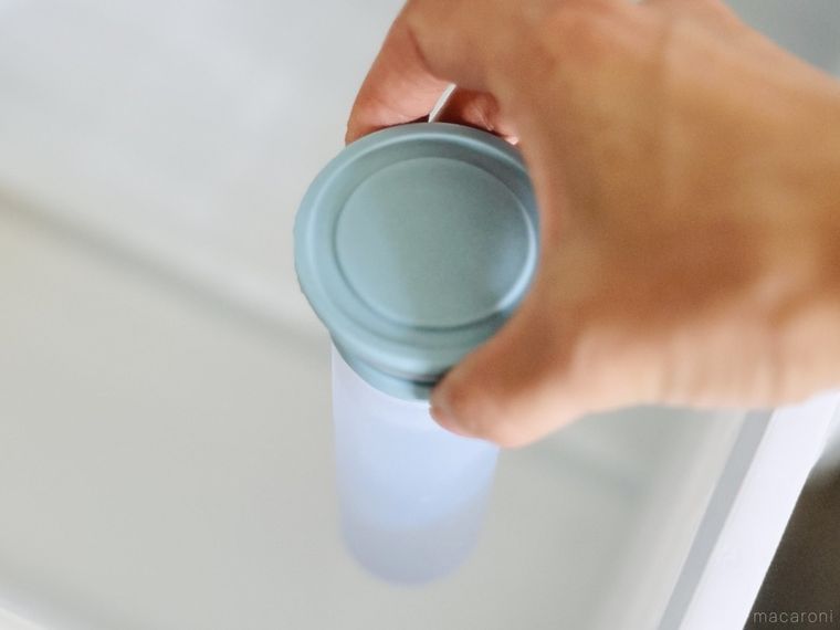 シリコーン氷のうを冷凍庫に格納している様子