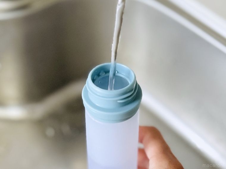 シリコーン氷のうに水をそそいでいる様子