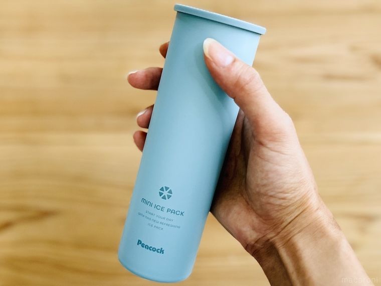 ピーコック魔法瓶工業のアイスパックを手で持っている様子