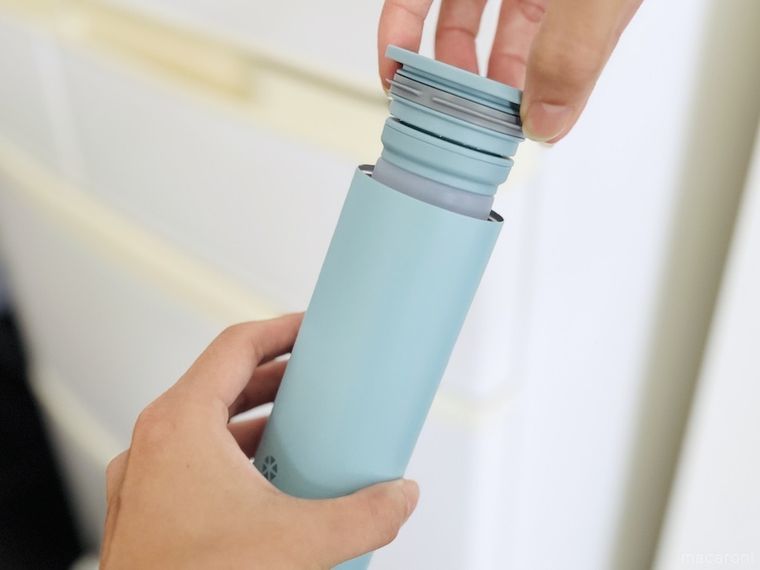 シリコーン氷のうを冷たさキープホルダーに入れている様子