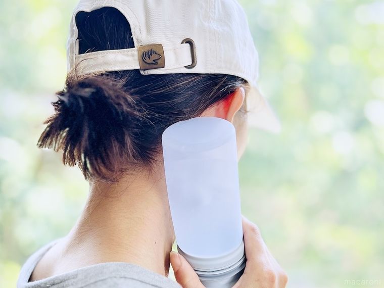 アイスパックのシリコーン氷のうを首に当てている様子