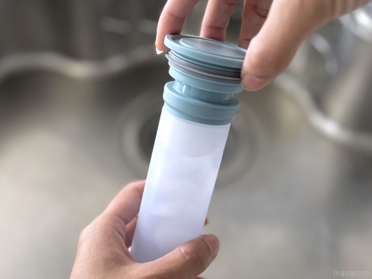 シリコーン氷のうのキャップを閉めている様子