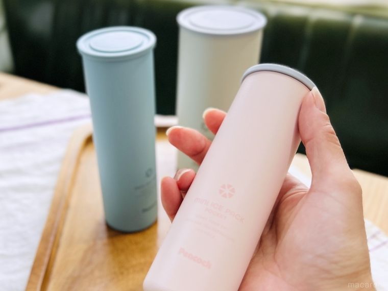 ピンク色のアイスパックを手で持っている様子