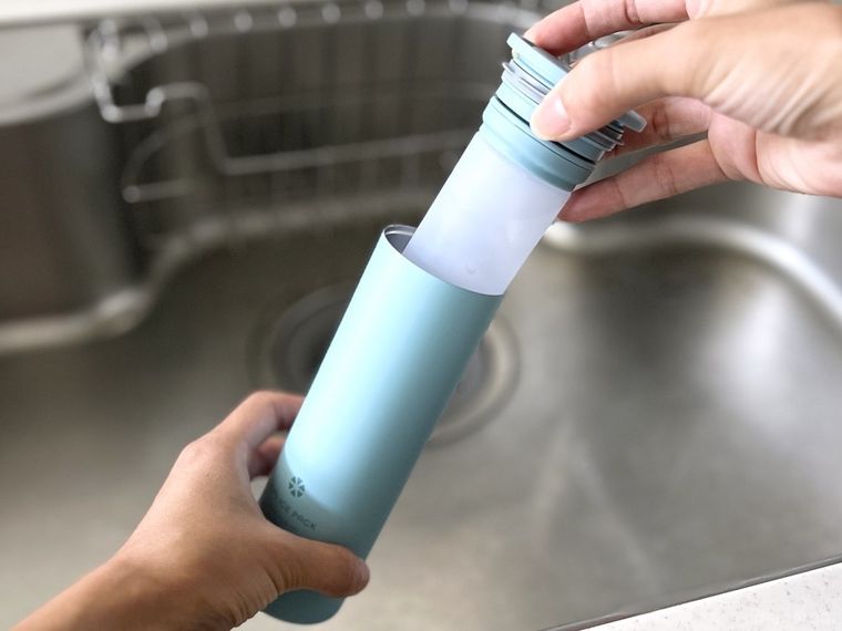 シリコーン氷のうを冷たさキープホルダーに入れている様子