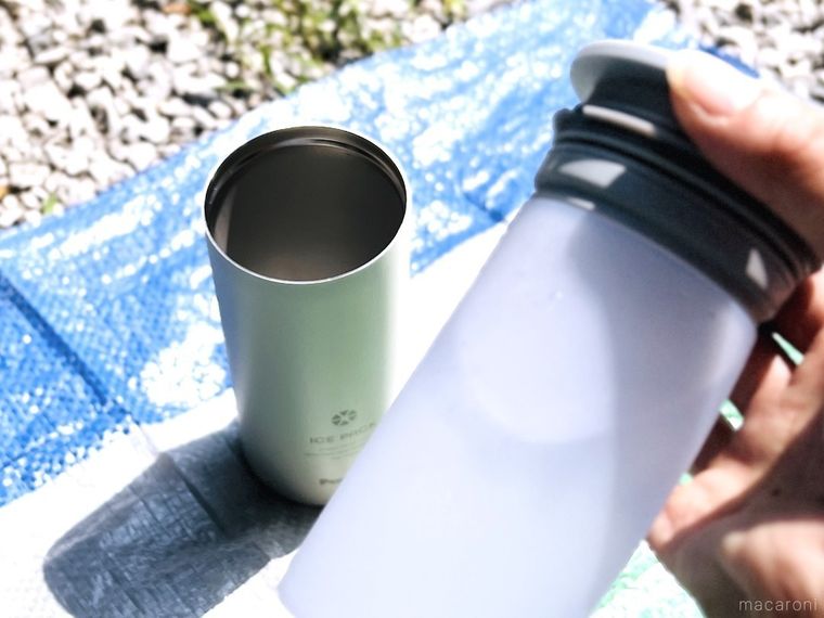 アイスパックのシリコーン氷のうを冷たさキープホルダーから取り出した様子