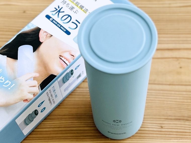 ピーコック魔法瓶工業のアイスパックを箱から出した様子