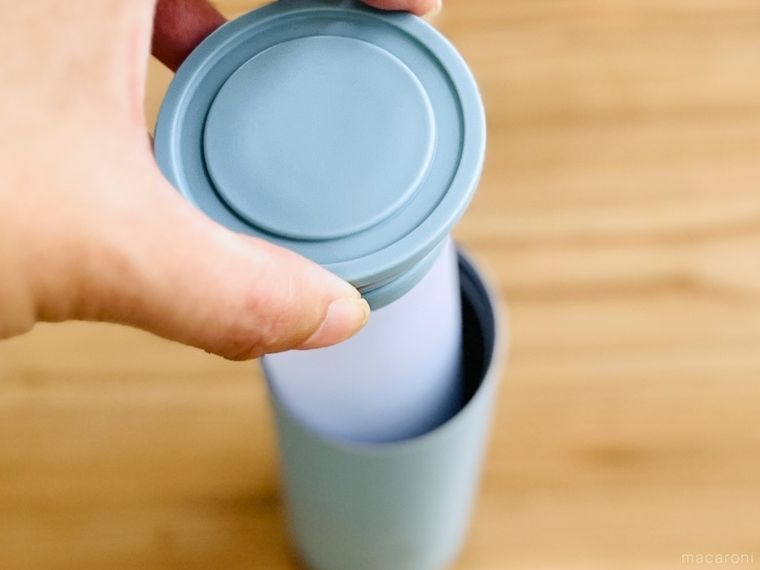 アイスパックのシリコーン氷のうをホルダーから取り出している様子