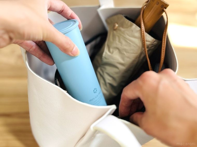 アイスパックをカバンに入れている様子