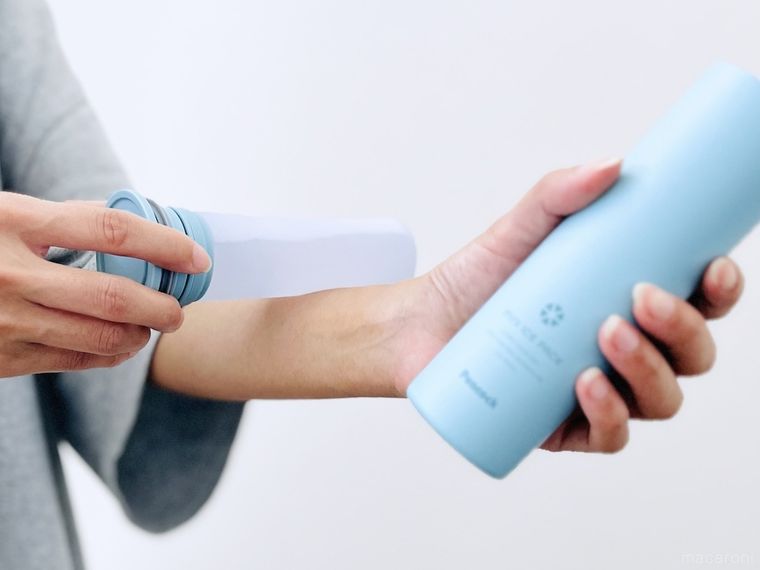 アイスパックのシリコーン氷のうを腕に当てている様子